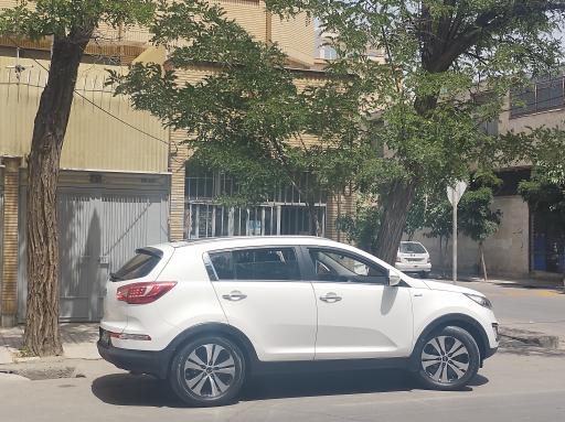 عکس تعمیرات برق و سیم‌کشی ماشین 