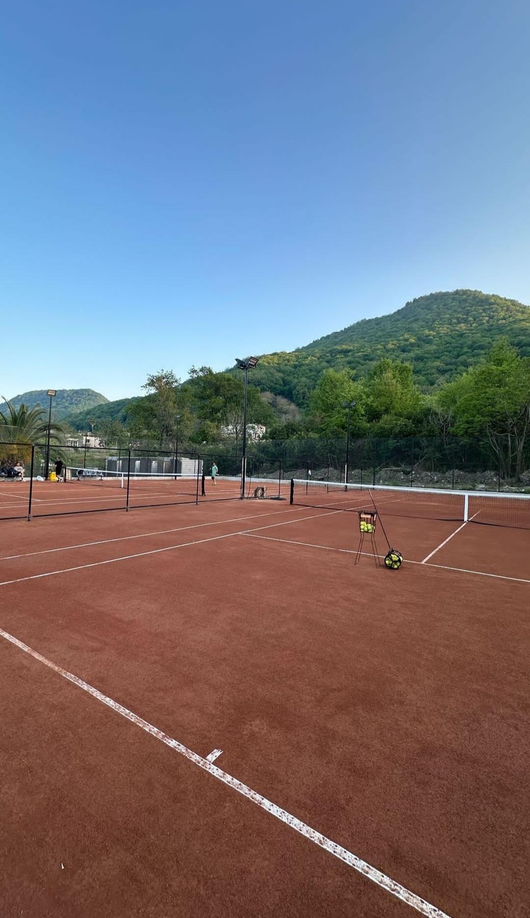 عکس زمین تنیس هتل پارسیان رامسر 