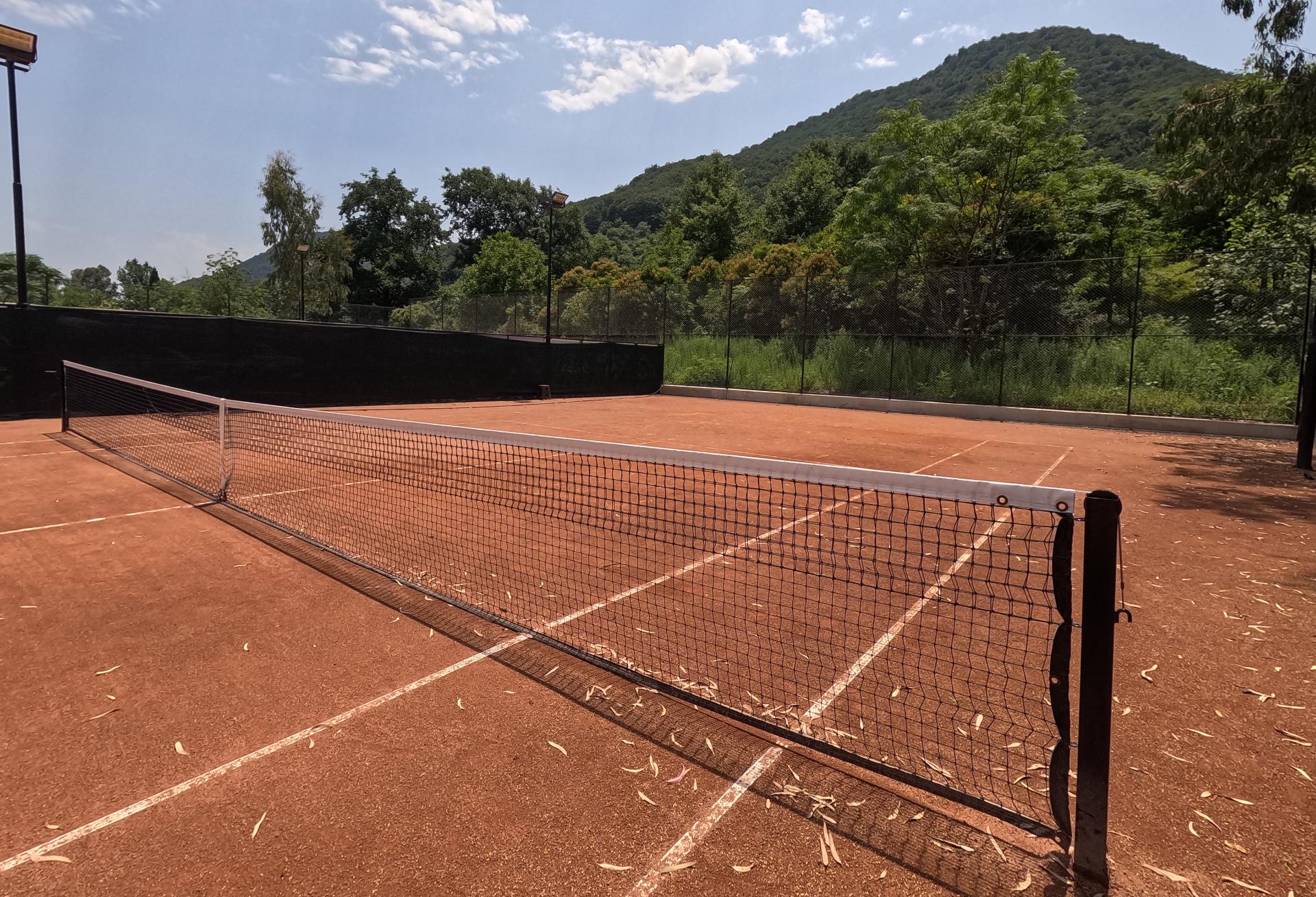 عکس زمین تنیس هتل پارسیان رامسر 