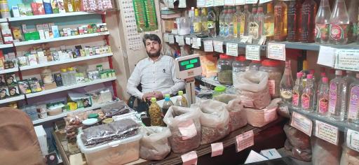 عکس عطاری و گیاهان داروئی عمو قاسم (حکیم ۲)