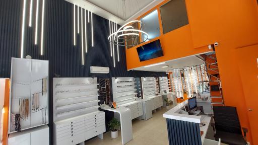 عکس بینایی سنجی و عینک نارنجی