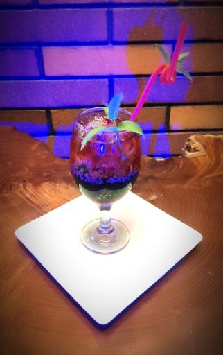 عکس کافی شاپ بلک آرمادیلو