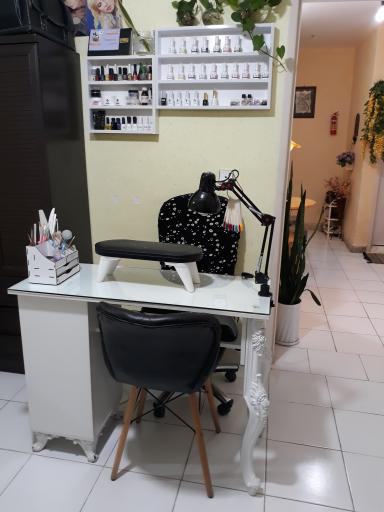 عکس سالن زیبایی آدینا