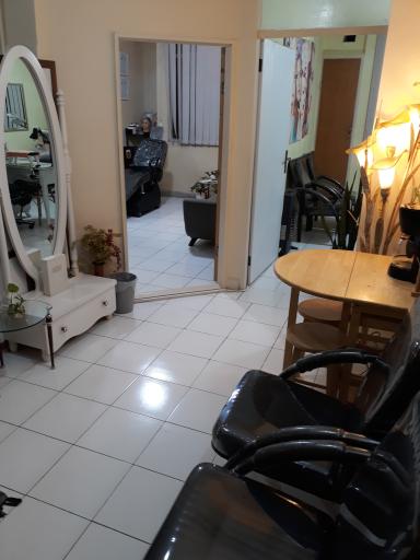 عکس سالن زیبایی آدینا