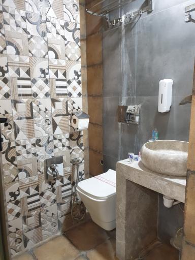 عکس عمارت هفت دری(هتل سنتی)