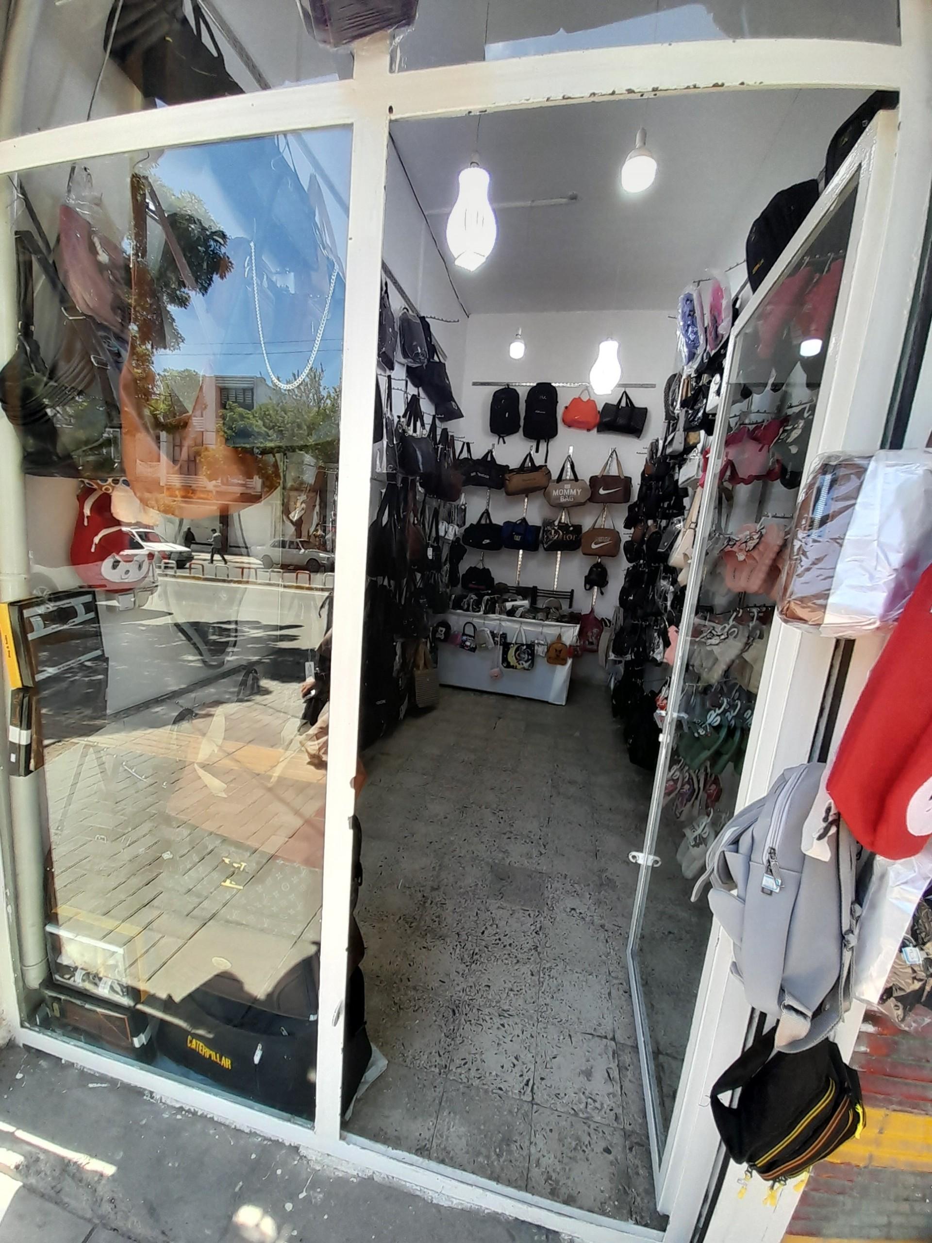 عکس کیف و دمپایی نیلا