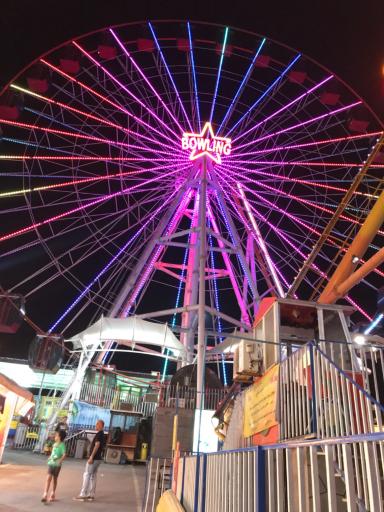 عکس شهربازی و بولینگ استارلند برج میلاد