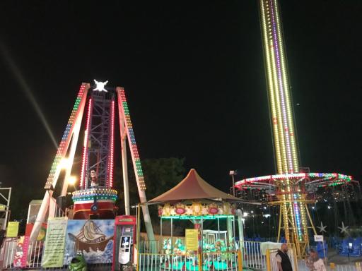 عکس شهربازی و بولینگ استارلند برج میلاد