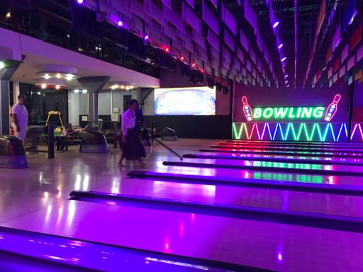 عکس شهربازی و بولینگ استارلند برج میلاد