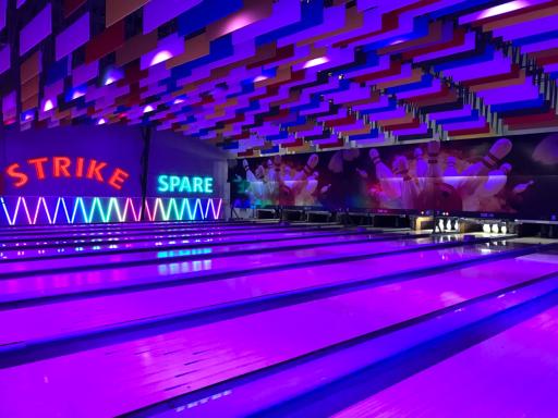 عکس شهربازی و بولینگ استارلند برج میلاد