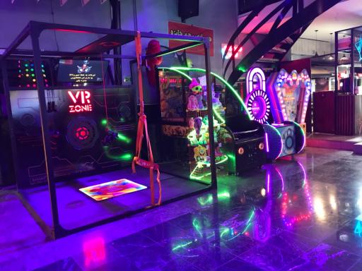 عکس شهربازی و بولینگ استارلند برج میلاد