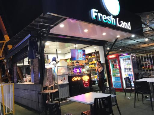 عکس شهربازی و بولینگ استارلند برج میلاد