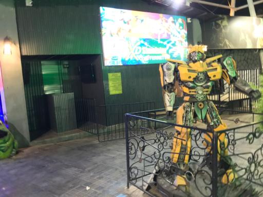 عکس شهربازی و بولینگ استارلند برج میلاد