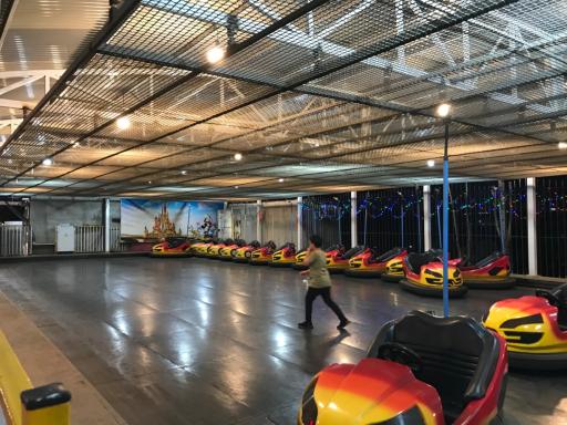 عکس شهربازی و بولینگ استارلند برج میلاد