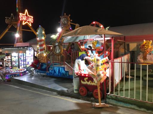 عکس شهربازی و بولینگ استارلند برج میلاد