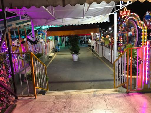 عکس شهربازی و بولینگ استارلند برج میلاد