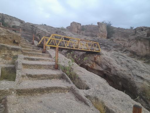 عکس گورستان صخره‌ای سیراف