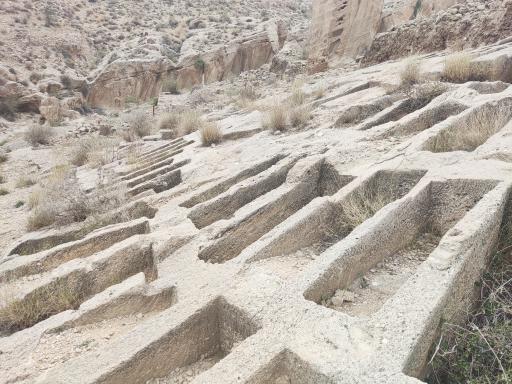 عکس گورستان صخره‌ای سیراف