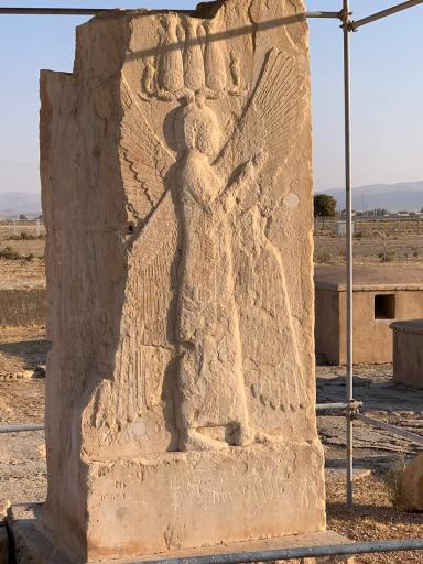 عکس سنگ‌‌نگاره انسان بالدار