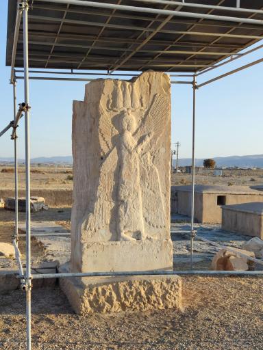 عکس سنگ‌‌نگاره انسان بالدار