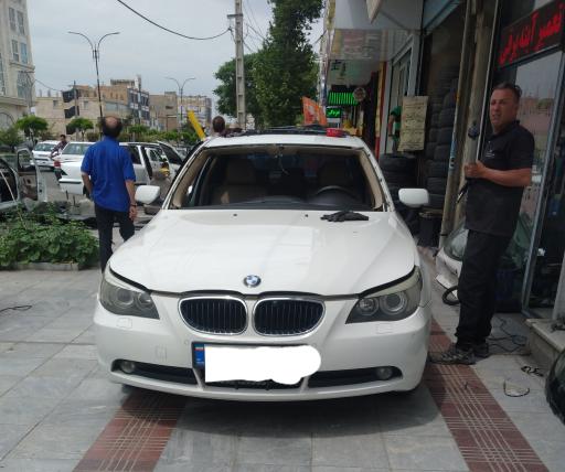 عکس شیشه اتومبیل و تعمیرات بالابر و ترمیم ترک شیشه امیر