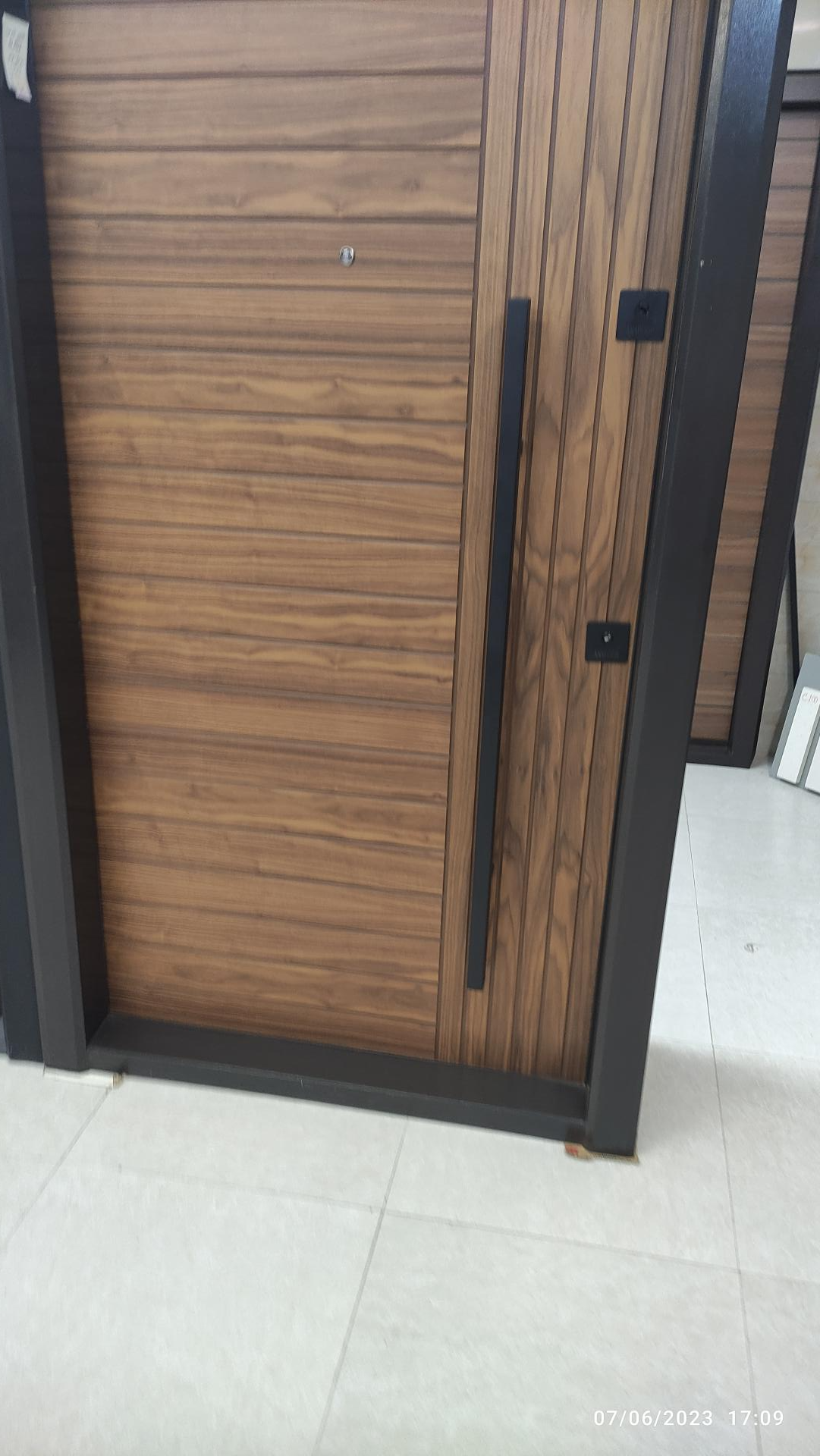 عکس فروشگاه درب های ضد سرقت طاها درب