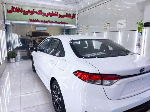 عکس کارشناس و تشخیص رنگ اخلاقی