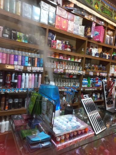 عکس فروشگاه لوازم آرایشی مودنا