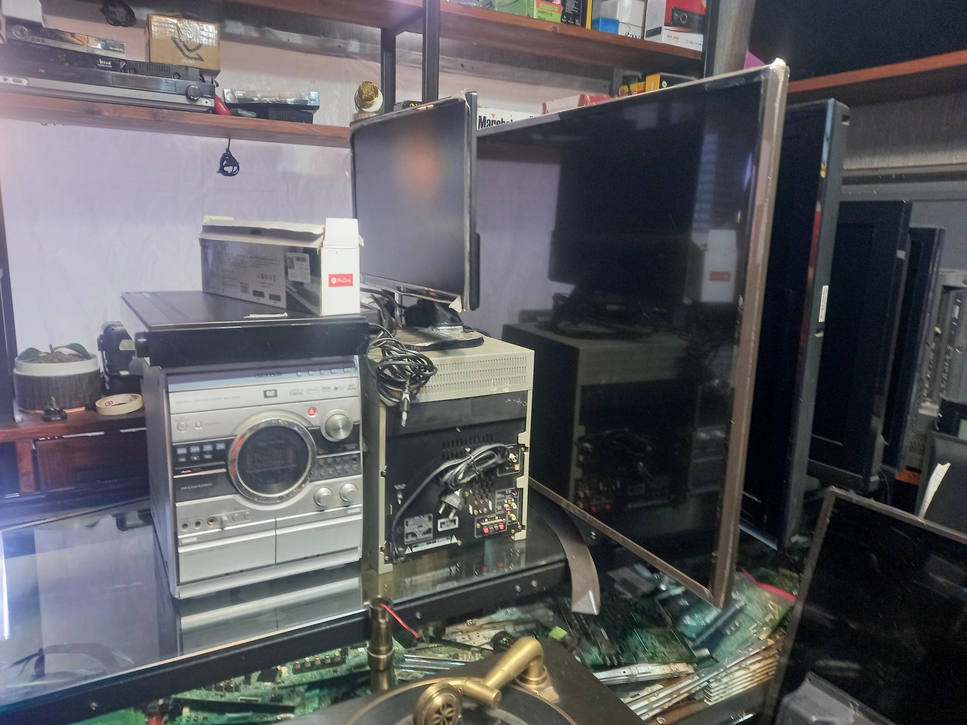 عکس تعمیرگاه مجاز دنیای الکترونیک