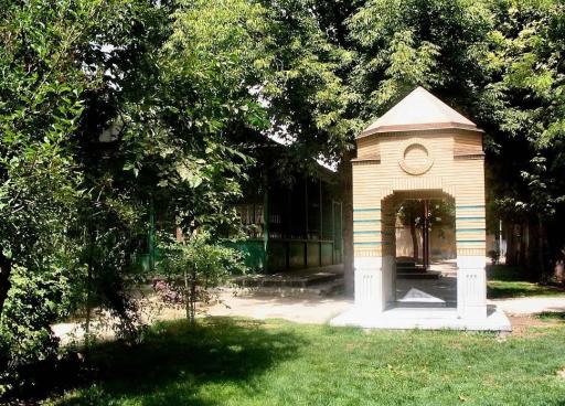 عکس آرامگاه صامت بروجردی