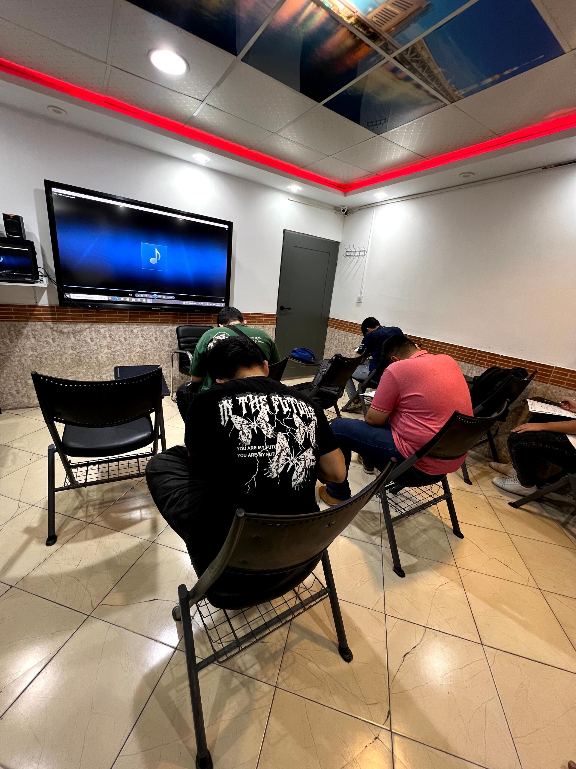 عکس آموزشگاه زبان پسرانه اردیبهشت