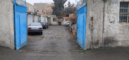 عکس تعمیرکار بایک نظام دوست