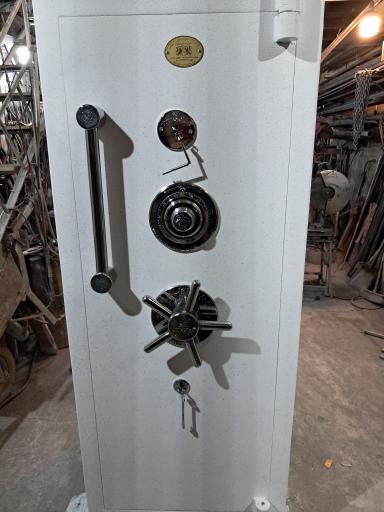 عکس گاوصندوق جهان ایمن