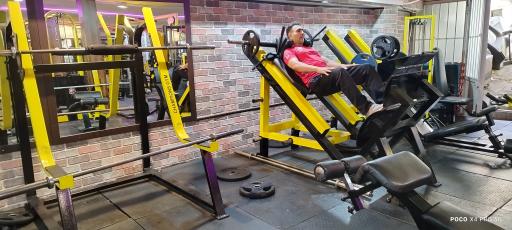 عکس باشگاه بدنسازی قهرمانان افسریه