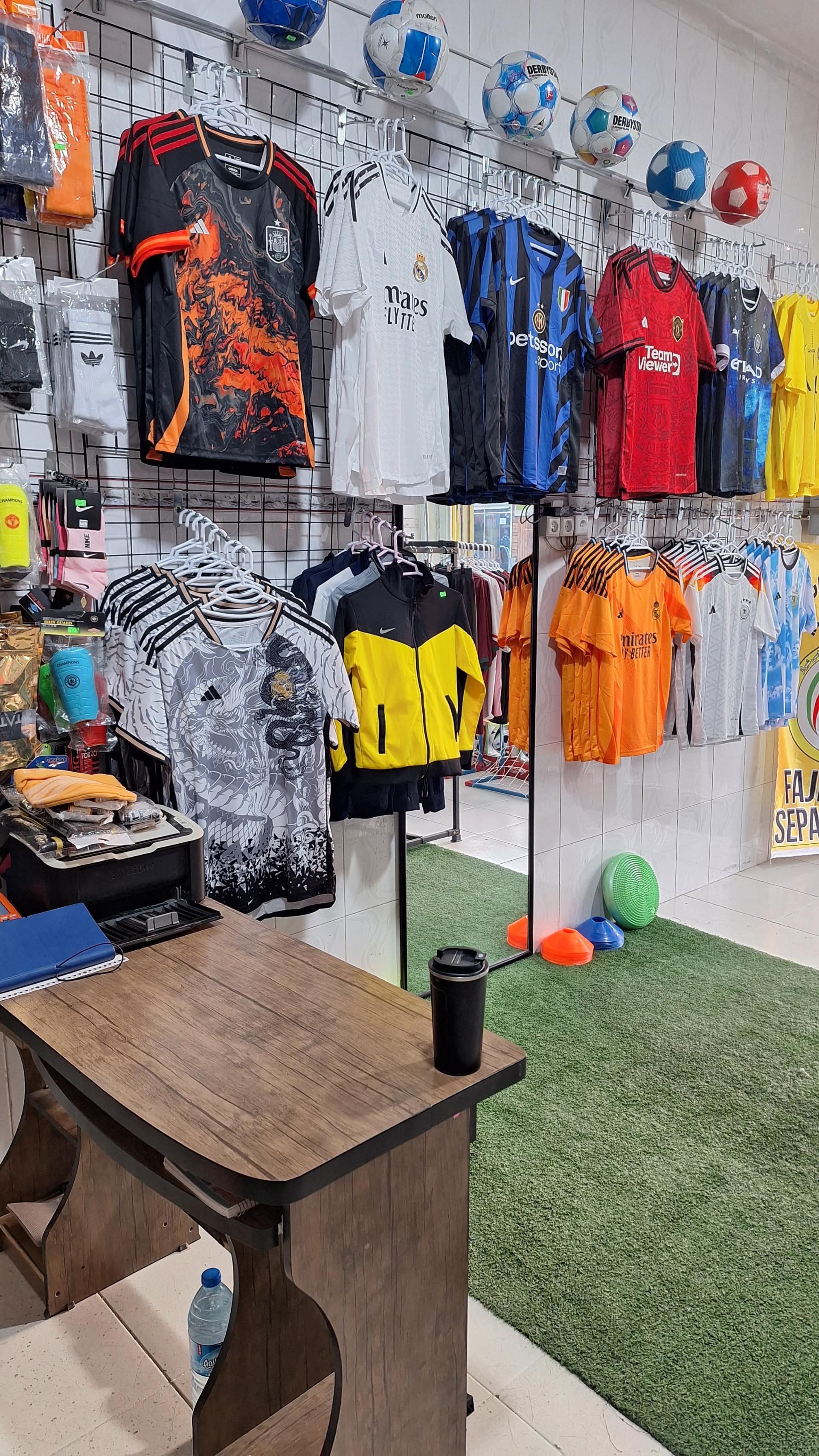 عکس فروشگاه ورزشی فوتبال شکن