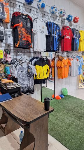 عکس فروشگاه ورزشی فوتبال شکن