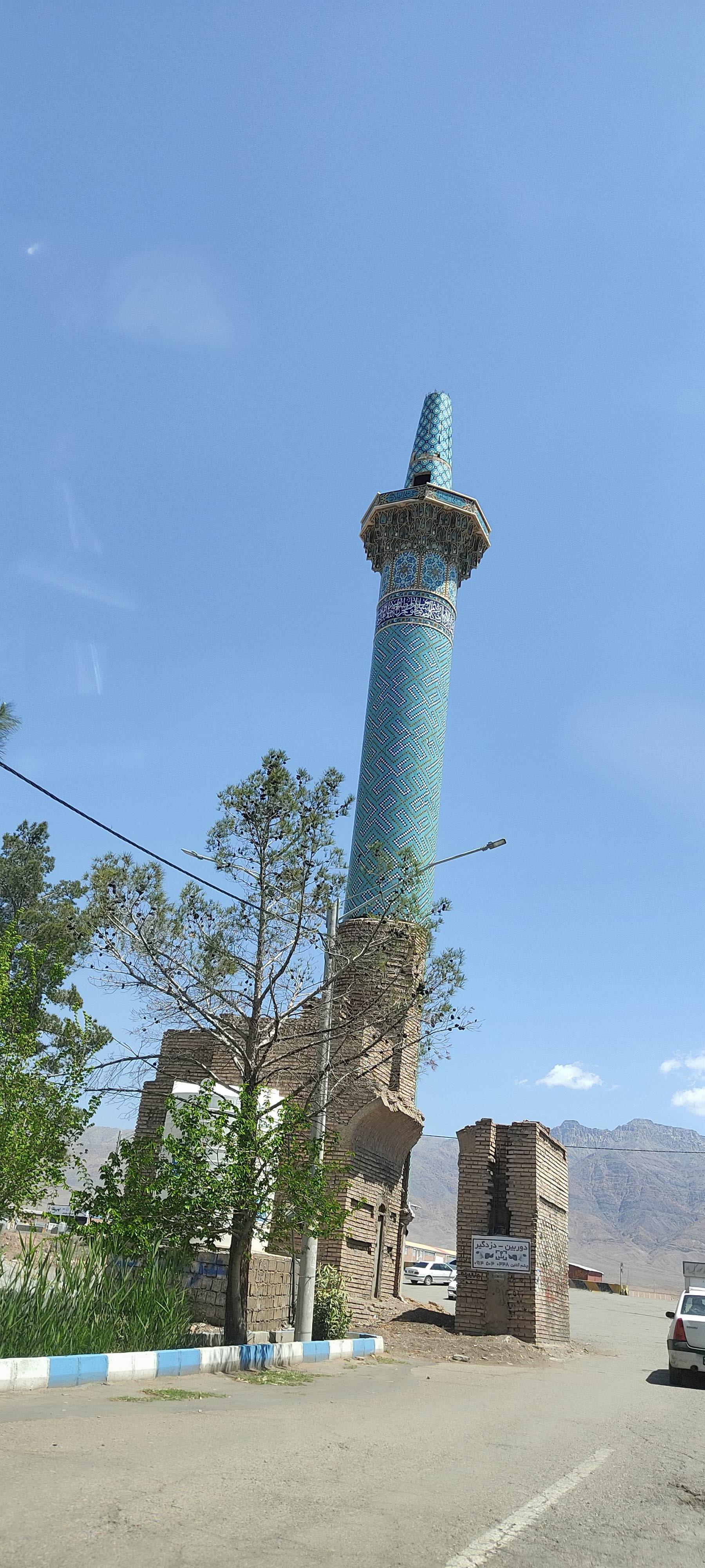 عکس دروازه و مناره های ورودی آرامستان زرند