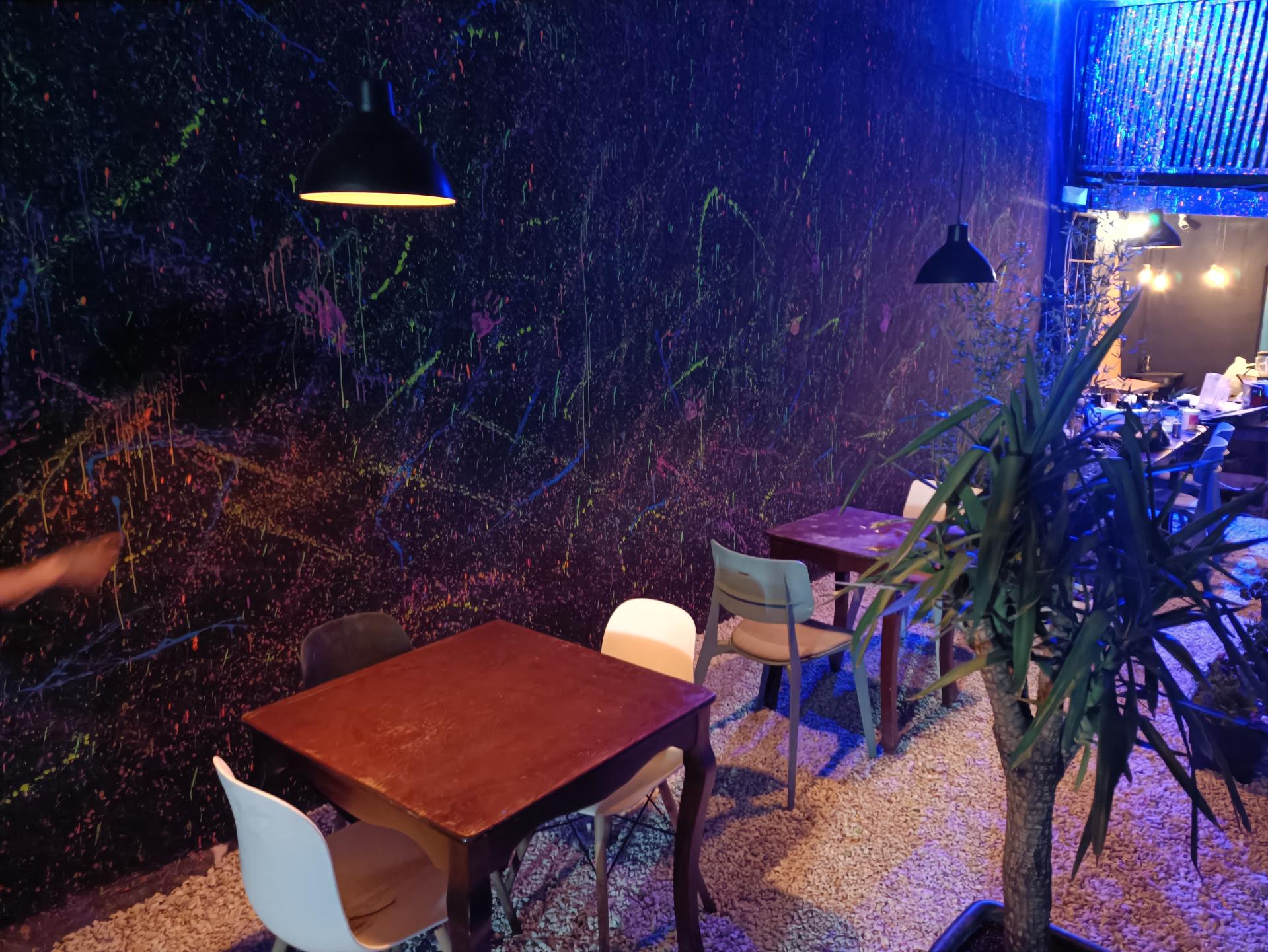 عکس کافه رستوران بزرگ کاراکتر