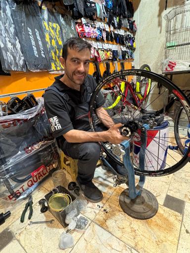 عکس تعمیرات دوچرخه سازی دوستان