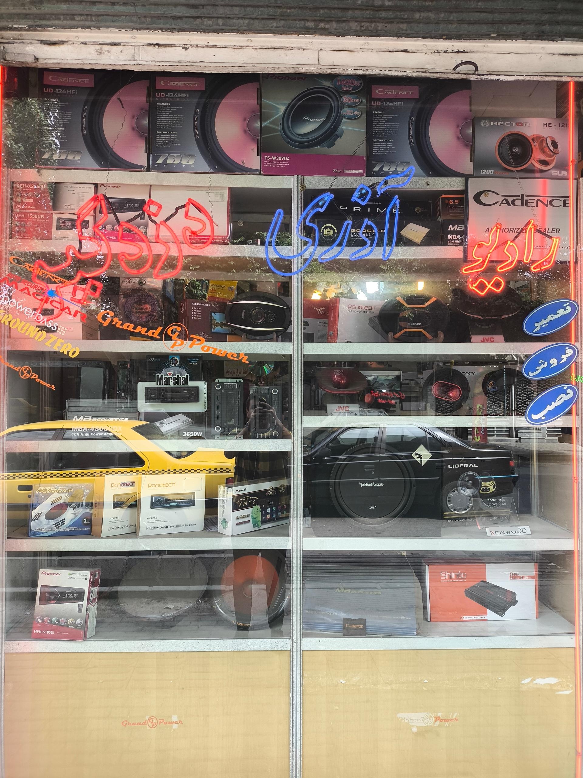 عکس نصب رادیو و دزدگیر ماشین