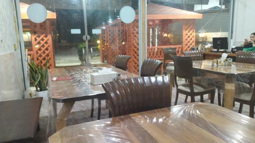 عکس رستوران و تهیه غذای میزبان