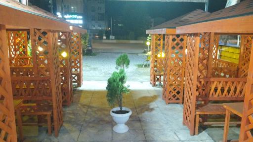 عکس رستوران و تهیه غذای میزبان