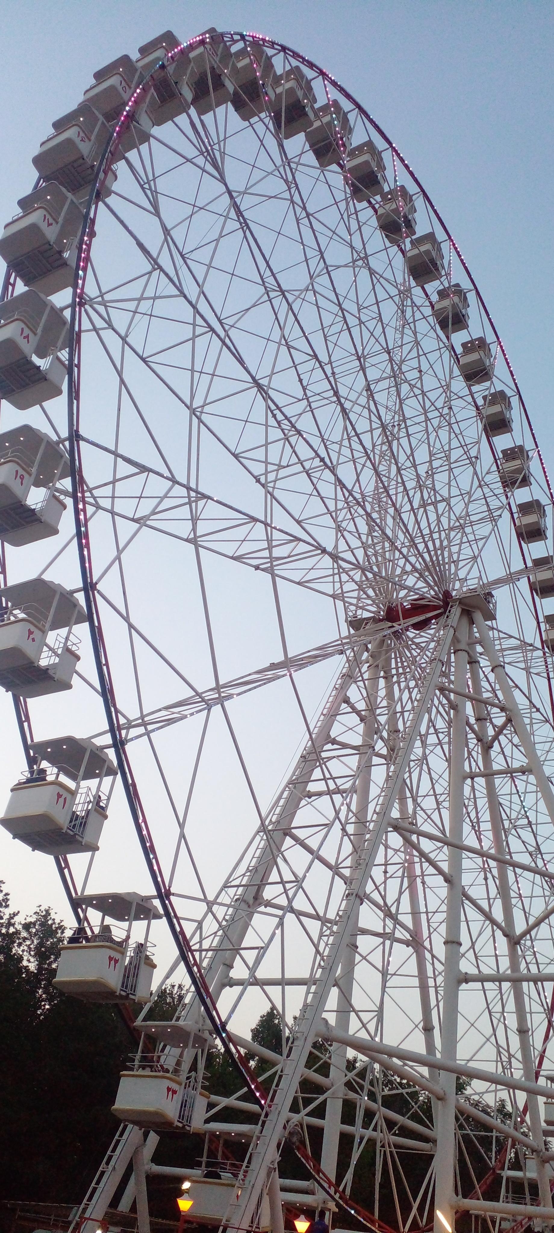 عکس چرخ و فلک بزرگ چمران 