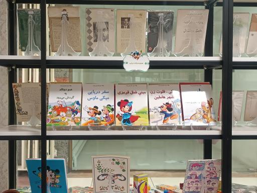 عکس کتاب و لوازم تحریر آنتیک 