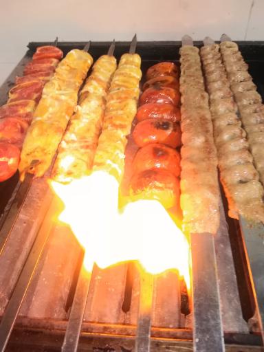 عکس رستوران سنتی سرو