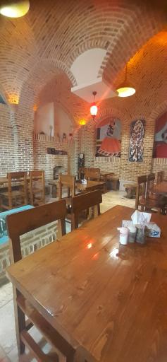 عکس رستوران سنتی سرو