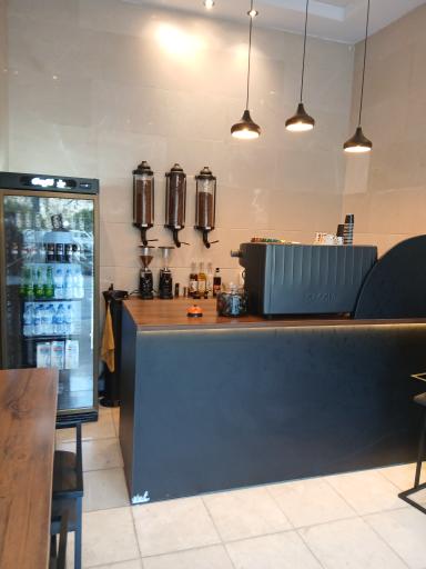 عکس کافه درختی