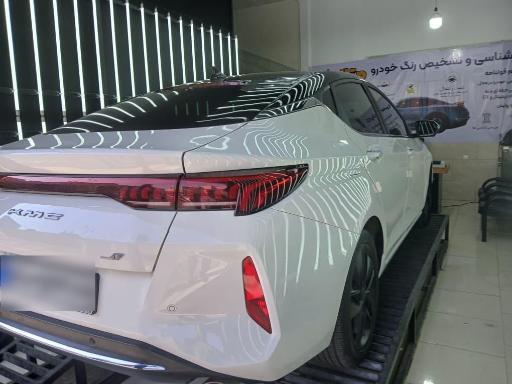 عکس کارشناسی خودرو و تشخیص رنگ متالیک