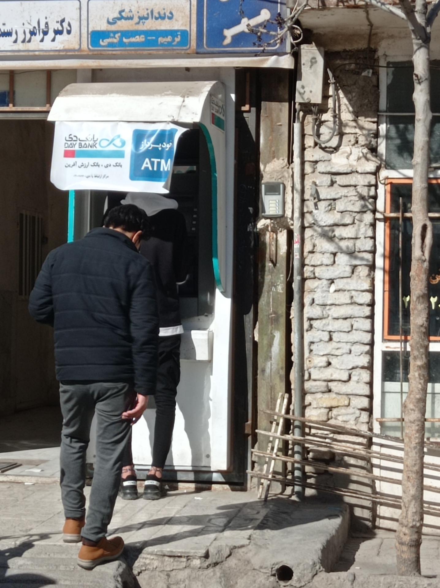 عکس خودپرداز بانک دی