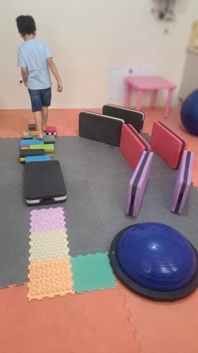 عکس گفتاردرمانی و کاردرمانی رهآوا